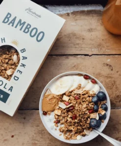 Handmade granola featuring perfectly caramelized Belgian and French oats, enhanced with Canadian maple syrup, puffed quinoa, dried apple, and a touch of Fleur de Sel de Guérande. Enjoy a delicious blend of creamy peanut butter and fresh apple - a tasty, crusty, and healthy alternative to regular snacks.