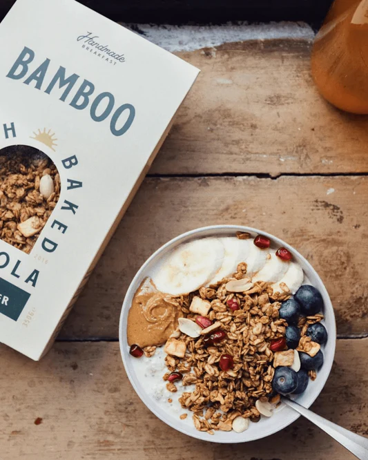 Handmade granola featuring perfectly caramelized Belgian and French oats, enhanced with Canadian maple syrup, puffed quinoa, dried apple, and a touch of Fleur de Sel de Guérande. Enjoy a delicious blend of creamy peanut butter and fresh apple - a tasty, crusty, and healthy alternative to regular snacks.